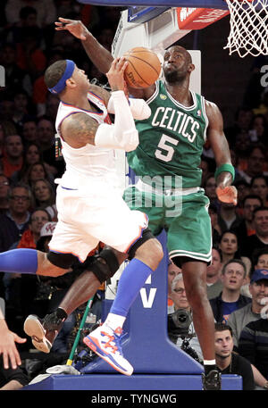 Boston Celtics Kevin Garnett tente de bloquer un tir de New York Knicks Carmelo Anthony au deuxième trimestre au premier tour de la Conférence de l'Est de la NBA Playoffs au Madison Square Garden de New York le 20 avril 2013. UPI/John Angelillo Banque D'Images