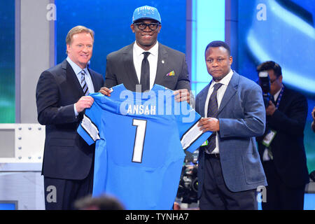 Ézéchiel Ansah, défensive fin de Bringham Young, est titulaire d'un jersey et les Lions se trouve à côté de la commissaire de la NFL Roger Goodell et ex-rinningback Lions Barry Sanders après le Detroit Lions sélectionnez lui le # 6 rang de la NFL de 2013 au Radio City Music Hall de New York le 25 avril 2013. UPI /riche Kane Banque D'Images