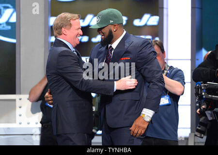 Sheldon Richardson, s'attaquer à la défensive du Missouri, réagit avec le commissaire de la NFL Roger Goodell après la Nouvelle York Jets sélectionnez lui le # 13 rang de la NFL de 2013 au Radio City Music Hall de New York le 25 avril 2013. UPI /riche Kane Banque D'Images