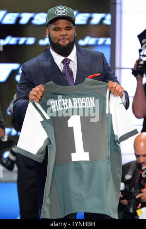 Sheldon Richardson, s'attaquer à la défensive du Missouri, est titulaire d'un jersey Jets après le New York Jets sélectionnez lui le # 13 rang de la NFL de 2013 au Radio City Music Hall de New York le 25 avril 2013. UPI /riche Kane Banque D'Images