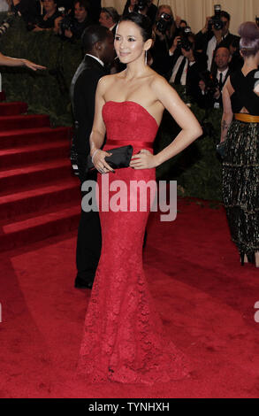 Ziyi Zhang arrive sur le tapis rouge au Costume Institute pour l 'PUNK : Chaos à couture' exposition au Metropolitan Museum of Art de New York le 6 mai 2013. UPI/John Angelillo Banque D'Images
