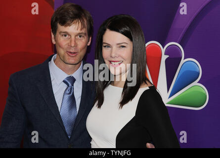 Lauren Graham et Peter Krause arrivent sur le tapis rouge à la NBC 2013 Présentation Upfront au Radio City Music Hall de New York le 13 mai 2013. UPI/John Angelillo Banque D'Images