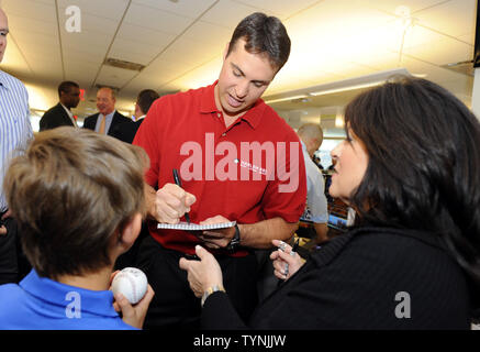 New York Yankees Mark Teixeira, signe des autographes à la charité pour les commissions 2013 BTIG Day à New York le 14 mai 2013. UPI Banque D'Images
