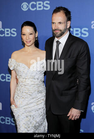 Jonny Lee Miller et Lucy Liu arrivent sur le tapis rouge à la CBS 2013 Présentation Upfront au Lincoln Center de New York le 15 mai 2013. UPI/John Angelillo Banque D'Images