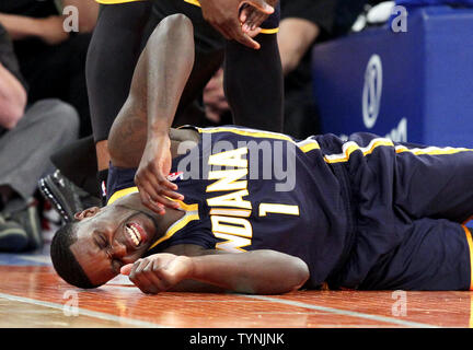 Indiana Pacers Lance Stephenson réagit à la douleur après une pièce dans la première moitié contre les New York Knicks dans le jeu 5 de la demi-finale de conférence de l'Est de la NBA au Madison Square Garden de New York le 16 mai 2013. UPI/John Angelillo Banque D'Images