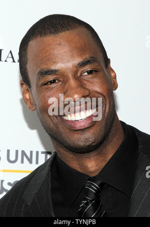 Joueur NBA Jason Collins arrive sur le tapis rouge à la 10e édition annuelle des prix à l'égard GLSEN Gotham Hall à New York le 20 mai 2013. UPI/John Angelillo Banque D'Images