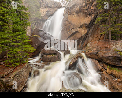 Brouillard et se détacher de pulvérisation tombe pendant le printemps Ouzel élevée de l'écoulement dans la zone du bassin de sauvages Rocky Mountain National Park, Colorado, Allenspark. Banque D'Images