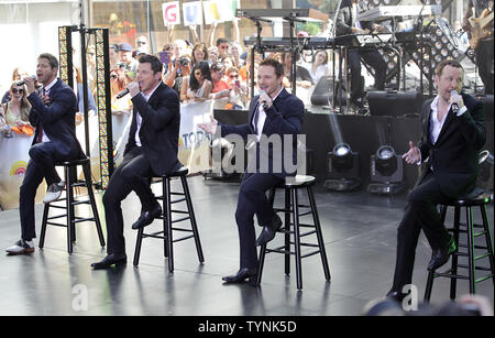 98 degrés effectue avec Boyz II Men et de nouveaux enfants sur le bloc sur le NBC Today Show du Rockefeller Center à New York le 31 mai 2013. UPI/John Angelillo Banque D'Images