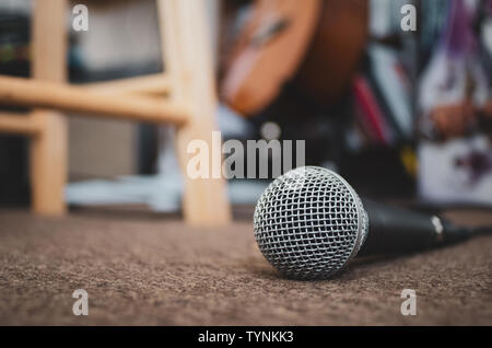 Microphone sur moquette avec copie espace. Un microphone situé sur la moquette d'un home studio de musique avec copie espace à l'arrière. Banque D'Images