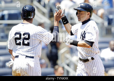 New York Yankees Ichiro Suzuki réagit avec Thomas Neal après qu'il marque un point la deuxième manche contre les Dodgers de Los Angeles au Yankee Stadium de New York le 19 juin 2013. UPI/John Angelillo Banque D'Images