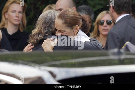 En deuil arrivent aux funérailles de l'acteur James Gandolfini dans la Cathédrale de Saint John the Divine à New York le 27 juin 2013. Gandolfini a connu la gloire en tant que patron du crime sur Tony Soprano la série HBO "The Sopranos". UPI/John Angelillo Banque D'Images