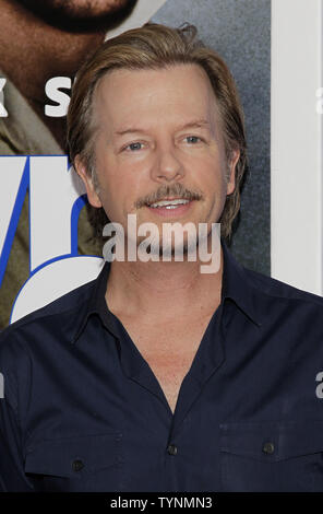 David Spade arrive sur le tapis rouge lors d'un spécial New York 'grandes Personnes 2' dans l'AMC Loews Lincoln Square à New York le 10 juillet 2013. UPI/John Angelillo Banque D'Images