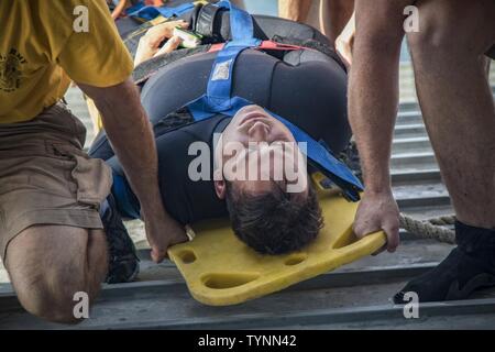 Le 511e Détachement de plongée Ingénieur Fort Eustis, Va., réagit à un plongeur inconscient pendant une simulation de scénario d'urgence, à bord de la MG Charles P. Gross (navire de soutien logistique-5), au large des côtes du Koweït Base Navale, le 18 novembre 2016. L'exercice de formation de deux semaines, l'exploitation d'un bleu profond, les plongeurs de l'Armée obligatoire de pratiquer leur procédures de plongée et réagir à des scénarios d'urgence impliquant des plongeurs. Banque D'Images