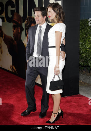 Mark Wahlberg et Rhea Durham arrive sur le tapis rouge lors de la première mondiale de '2 canons" à la SVA Theater à New York le 29 juillet 2013. UPI/John Angelillo Banque D'Images