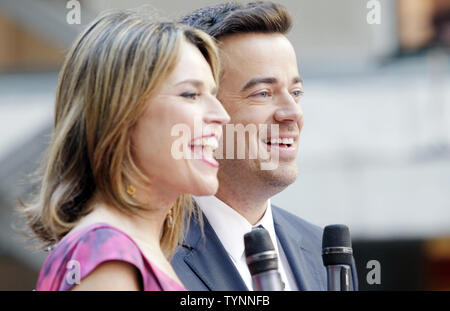 Carson Daly et Savannah Guthrie co-hôte de la Today Show sur la place avant que le Groupe Perry effectue lors du NBC Today Show du Rockefeller Center à New York le 2 août 2013. UPI/John Angelillo Banque D'Images