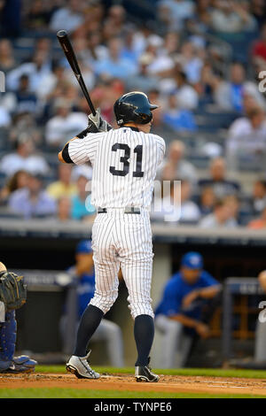 New York Yankees Ichiro Suzuki en première manche contre les Blue Jays de Toronto au Yankee Stadium de New York le 21 août 2013. Ichiro atteint 4000 hits carrière et rejoint Pete Rose et Ty Cobb en tant que seul les Joueurs MLB pour atteindre le jalon. Ichiro recueillis 1 278 hits dans la ligue professionnelle de baseball au Japon avant de passer à la Ligue Majeure de Baseball aux États-Unis. UPI/Riche Kane Banque D'Images