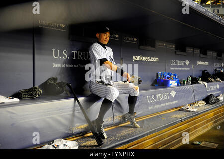 New York Yankees voltigeur de droite Ichiro Suzuki (31) est assis sur le banc dans la quatrième manche contre les Blue Jays de Toronto au Yankee Stadium de New York le 21 août 2013. UPI/Riche Kane Banque D'Images