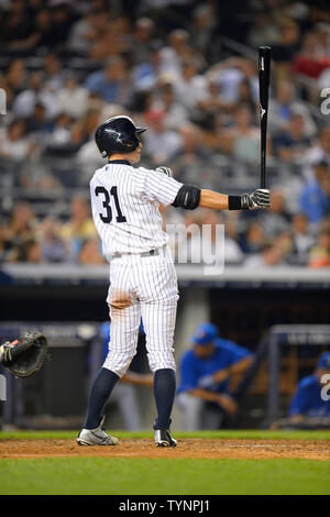 New York Yankees voltigeur de droite Ichiro Suzuki (31) se prépare à la batte dans la quatrième manche contre les Blue Jays de Toronto au Yankee Stadium de New York le 21 août 2013. UPI/Riche Kane Banque D'Images