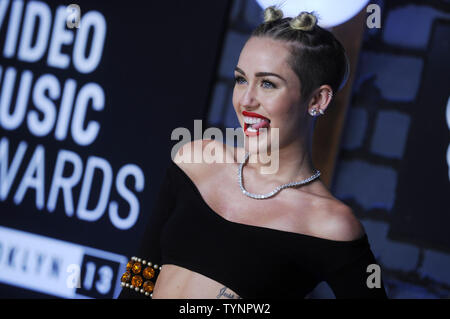 Miley Cyrus arrive sur le tapis rouge à la 2013 MTV Video Music Awards au Barclays Center à New York le 25 août 2013. C'est la première fois que la cérémonie a eu lieu à Brooklyn et Barclays Center qui a ouvert ses portes en septembre dernier. UPI/Dennis Van Tine Banque D'Images
