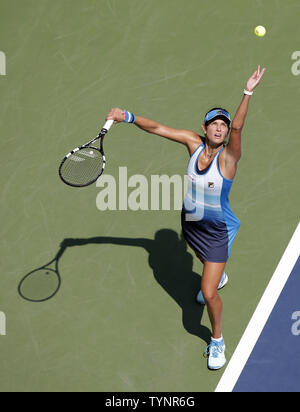 Julia Goerges d'Allemagne sert à Christina McHale dans leur premier match de la deuxième journée à l'US Open Tennis Championships à l'USTA Billie Jean King National Tennis Center à New York le 27 août 2013. UPI/John Angelillo Banque D'Images