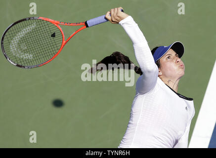 Christina McHale sert à Julia Goerges de l'Allemagne dans leur premier match de la deuxième journée à l'US Open Tennis Championships à l'USTA Billie Jean King National Tennis Center à New York le 27 août 2013. UPI/John Angelillo Banque D'Images