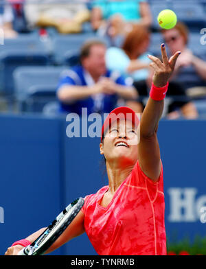 Na Li de la Chine sert à Laura Robson de Grande-Bretagne dans la première série au cours de troisième cycle de l'action au U.S. Open Championship tenue à l'USTA Billie Jean King National Tennis Center le 30 août 2013 à New York. Photo UPI/Monika Graff Banque D'Images