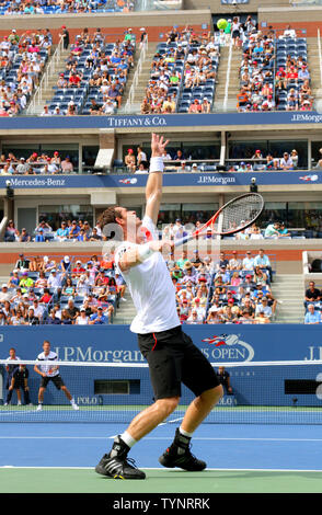 Andy Murray de Grande-bretagne sert à Florian Mayer de l'Allemagne dans la première série de troisième série action au U.S. Open Championship tenue à l'USTA Billie Jean King National Tennis Center le 1 septembre 2013 à New York. Photo UPI/Monika Graff Banque D'Images