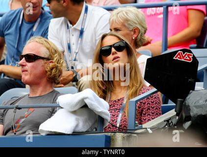 Kim Sears observe alors que petit ami Andy Murray de Grande-bretagne prend sur Florian Mayer de l'Allemagne durant le troisième tour à l'US Open Championship tenue à l'USTA Billie Jean King National Tennis Center le 1 septembre 2013 à New York. Photo UPI/Monika Graff Banque D'Images