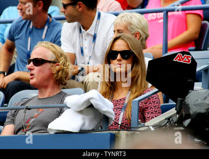 Kim Sears observe alors que petit ami Andy Murray de Grande-bretagne prend sur Florian Mayer de l'Allemagne durant le troisième tour à l'US Open Championship tenue à l'USTA Billie Jean King National Tennis Center le 1 septembre 2013 à New York. Photo UPI/Monika Graff Banque D'Images