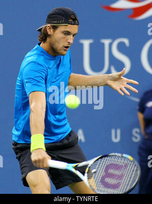 Joao de Sousa Portugal renvoie la balle à la tête de la Serbie de Novak Djokovic dans la première série de troisième série action au U.S. Open Championship tenue à l'USTA Billie Jean King National Tennis Center le 1 septembre 2013 à New York. Photo UPI/Monika Graff Banque D'Images