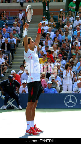 Novak Djokovic la Serbie de célèbre après avoir battu Stanislas Wawrinka de Suisse en cinq ensembles durant leur match demi-finale à l'US Open Championship tenue à l'USTA Billie Jean King National Tennis Center Le 7 septembre 2013 à New York. Djokovic a gagné 2-6, 7-6, 3-6, 6-3, 6-4. UPI /Monika Graff Banque D'Images
