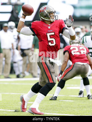 Tampa Bay Buccaneers Josh Freeman jette une note au premier trimestre contre les Jets de New York dans la semaine 1 de la NFL saison au stade MetLife à East Rutherford, New Jersey le 8 septembre 2013. UPI /John Angelillo Banque D'Images