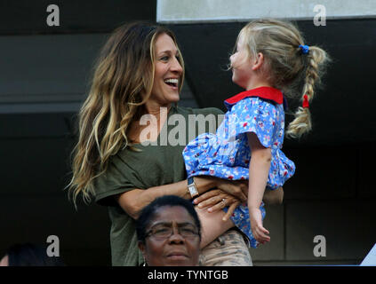 Sarah Jessica Parker est titulaire d'une jeune fille non identifiée alors qu'elle voit la finale femmes match à la U.S. Open Championship tenue à l'USTA Billie Jean King National Tennis Center le 8 septembre 2013 à New York. UPI /Monika Graff Banque D'Images