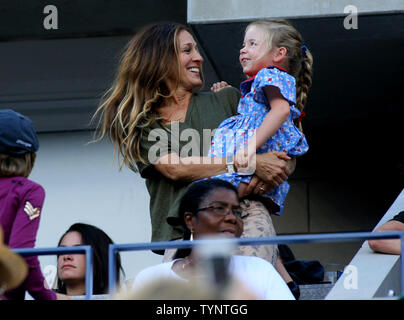 Sarah Jessica Parker est titulaire d'une jeune fille non identifiée alors qu'elle voit la finale femmes match à la U.S. Open Championship tenue à l'USTA Billie Jean King National Tennis Center le 8 septembre 2013 à New York. UPI /Monika Graff Banque D'Images