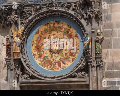 Prague, République Tchèque - 9 juin 2019 : Calendrier Conseil d'administration de l'Horloge Astronomique Orloj Prazske et statues du philosophe, astronome angerl et chr Banque D'Images