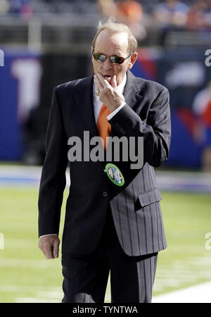 Denver Broncos Propriétaire et directeur général Pat Bowlen promenades sur la touche alors que le Denver Broncos et les Giants de New York réchauffer avant le match de la semaine 2 de la NFL saison au stade MetLife à East Rutherford, New Jersey le 15 septembre 2013. UPI /John Angelillo Banque D'Images