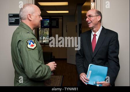 Maxwell AFB, Ala. - Le Brigadier-général Christopher Mahatma Iswara, Commandant, Spaatz Centre pour l'éducation des officiers, répond à l'Ambassadeur Daniel Shields lors de jours du Département d'État, 18 novembre 2016. Banque D'Images