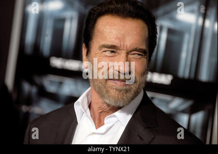 Arnold Schwarzenegger arrive sur le tapis rouge à la première de New York 'Escape Plan' du Regal E-promenade dans la ville de New York le 15 octobre 2013. UPI/Dennis Van Tine Banque D'Images