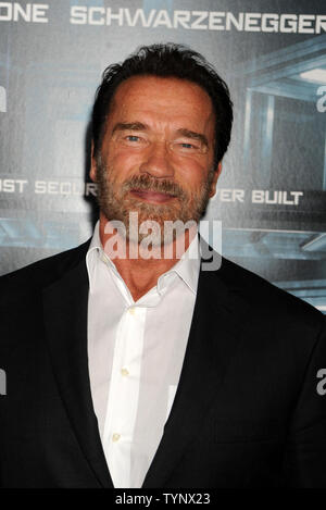 Arnold Schwarzenegger arrive sur le tapis rouge à la première de New York 'Escape Plan' du Regal E-promenade dans la ville de New York le 15 octobre 2013. UPI/Dennis Van Tine Banque D'Images