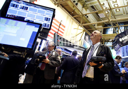 Traders travailler sur le parquet de la bourse avant la cloche d'ouverture de Wall Street à New York City le 17 octobre 2013. Le président Barack Obama a signé la loi adoptée par le Congrès tard mercredi pour restaurer les opérations du gouvernement fédéral, le gouvernement par l'intermédiaire de fonds le 15 janvier, et d'augmenter la limite d'endettement jusqu'à ce 7 février. UPI/John Angelillo Banque D'Images