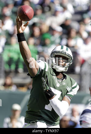 New York Jets Geno Smith lance une passe au premier trimestre contre les New England Patriots en semaine 7 de la NFL saison au stade MetLife à East Rutherford, New Jersey le 20 octobre 2013. UPI /John Angelillo Banque D'Images