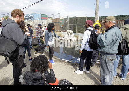 Les gens se rassemblent pour voir 'Non', un Unstoned Tour échelle 1/36 réplique du grand Sphinx de Gizeh faits de smashed cinderblocks créé par l'artiste de rue britannique Banksy dans Queens près de Citi Field de New York le 22 octobre 2013. Banksy est un pseudonyme anglaise de l'artiste graffiti, militant politique, réalisateur et peintre. Son art de rue satirique et subversif d'épigrammes combiner l'humour noir avec graffiti fait dans un pochoir. UPI/John Angelillo Banque D'Images