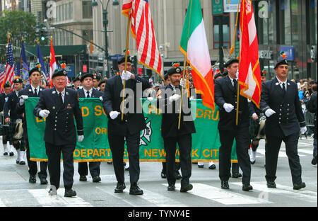 Les membres de la New York City fire department's pipe et drum corp de mars 5e Avenue lors de la 92e parade annuelle Journée des anciens combattants le 11 novembre 2013 à New York. Environ 20 000 anciens combattants de toutes les époques en mars sera la plus grande Parade de la Fête des anciens combattants qu'ils sont honorés pour leur service militaire des Etats-Unis. UPI /Monika Graff Banque D'Images