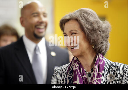 Le Président de l'Arrondissement Bronx Ruben Diaz Jr. se tient derrière sa Majesté la Reine Sofia d'Espagne lorsqu'elle visite avec les élèves de l'école Laboratoire des finances et de la technologie à New York le 20 novembre 2013. UPI/John Angelillo Banque D'Images