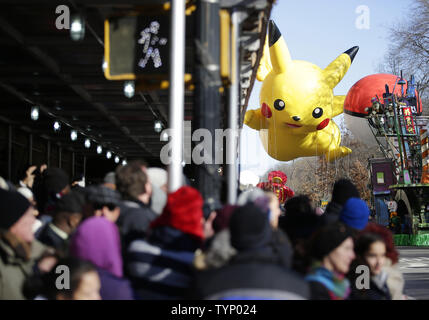 Le ballon flotte vers le bas le Pikachu défilé lors de la 87e assemblée annuelle de Macy's Thanksgiving Day Parade à New York le 28 novembre 2013. Malgré les craintes que les vents inhabituellement élevée forcerait l'échouement de ballons géant caractères, ils ont tous fait leur marche annuelle dans le Macy's Thanksgiving Day Parade jeudi. UPI/John Angelillo Banque D'Images