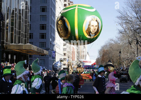 The Wizard of Oz Balloon flotte vers le bas l'itinéraire de la parade à la 87e assemblée annuelle de Macy's Thanksgiving Day Parade à New York le 28 novembre 2013. Malgré les craintes que les vents inhabituellement élevée forcerait l'échouement de ballons géant caractères, ils ont tous fait leur marche annuelle dans le Macy's Thanksgiving Day Parade jeudi. UPI/John Angelillo Banque D'Images