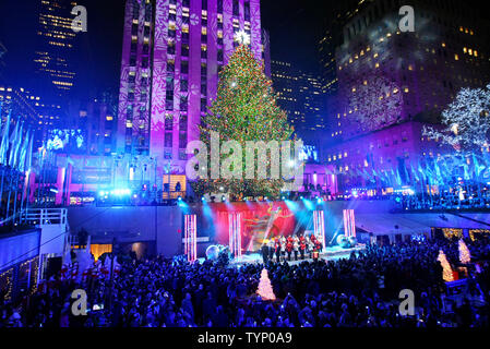 Les foules se rassemblent autour de l'arbre de Noël du Rockefeller Center, tel qu'il est allumé au cours de la 81e cérémonie annuelle de l'arbre, le 4 décembre 2013 à New York. Le 76 pieds de pin est éclairé avec plus de 45 000 lumières LED et est une attraction touristique majeure tout au long de la période des fêtes. UPI /Monika Graff Banque D'Images