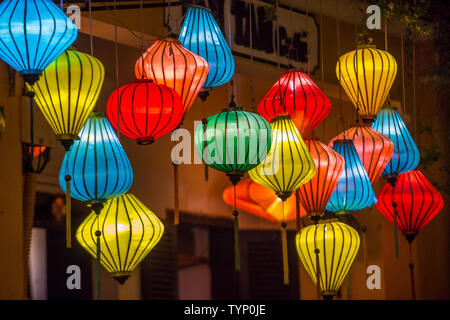 Lanternes éclairaient dans les rues de Hoi An, Vietnam durant la pleine lune d'Hoi An Lantern Festival Banque D'Images