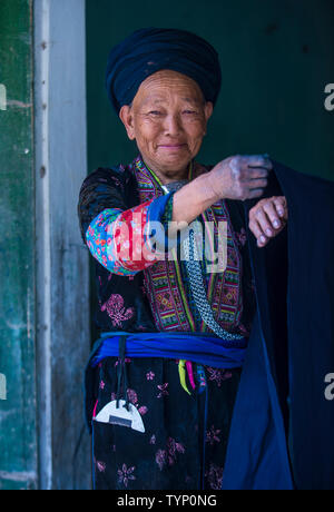 Femme de l'ethnie Hmong noir dans un village près de Dong Van au Vietnam Banque D'Images