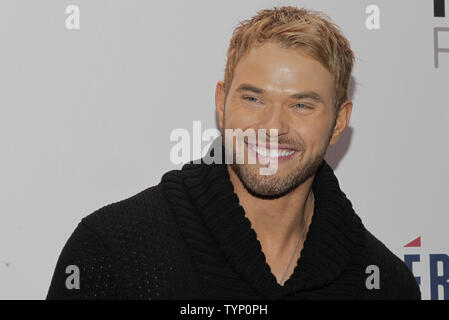 Kellan Lutz arrive sur le tapis rouge à Z100's Jingle Ball au Madison Square Garden de New York le 13 décembre 2013. UPI/John Angelillo Banque D'Images